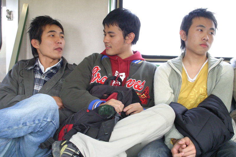 台灣鐵路旅遊攝影街拍帥哥玩手機2005-02-10攝影照片1