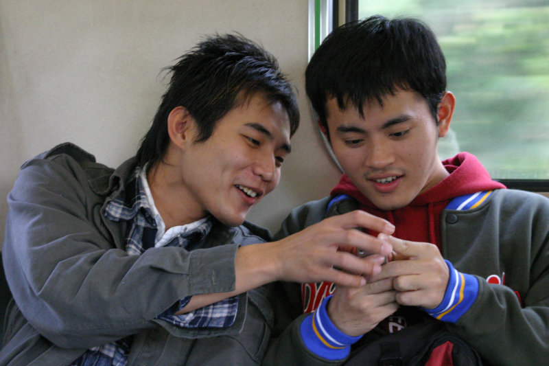 台灣鐵路旅遊攝影街拍帥哥玩手機2005-02-10攝影照片24