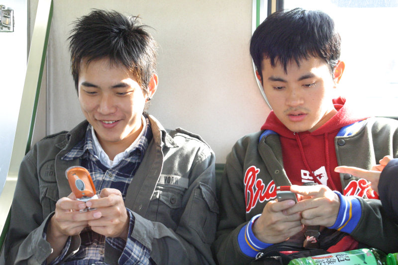 台灣鐵路旅遊攝影街拍帥哥玩手機2005-02-10攝影照片26
