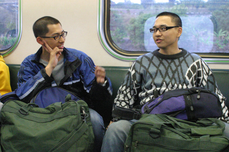 台灣鐵路旅遊攝影街拍帥哥返家的阿兵哥2005-02-10攝影照片12