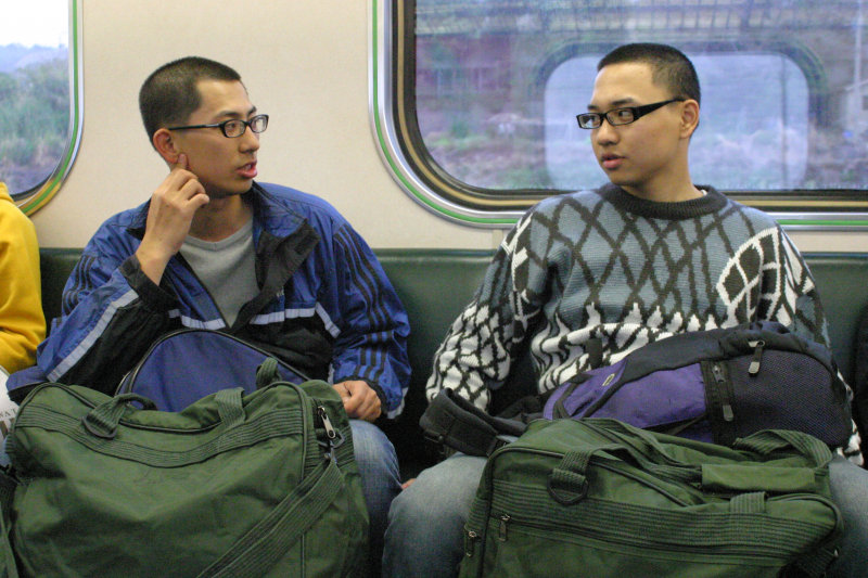 台灣鐵路旅遊攝影街拍帥哥返家的阿兵哥2005-02-10攝影照片14