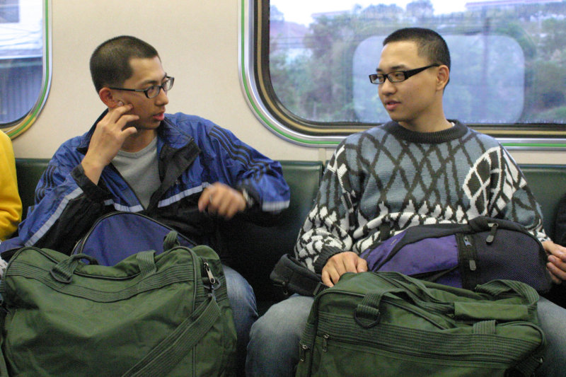 台灣鐵路旅遊攝影街拍帥哥返家的阿兵哥2005-02-10攝影照片15