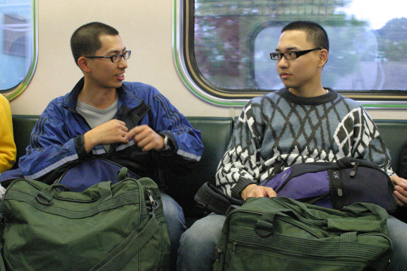 台灣鐵路旅遊攝影街拍帥哥返家的阿兵哥2005-02-10攝影照片17