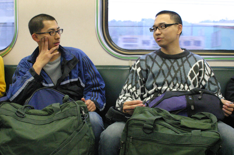 台灣鐵路旅遊攝影街拍帥哥返家的阿兵哥2005-02-10攝影照片18