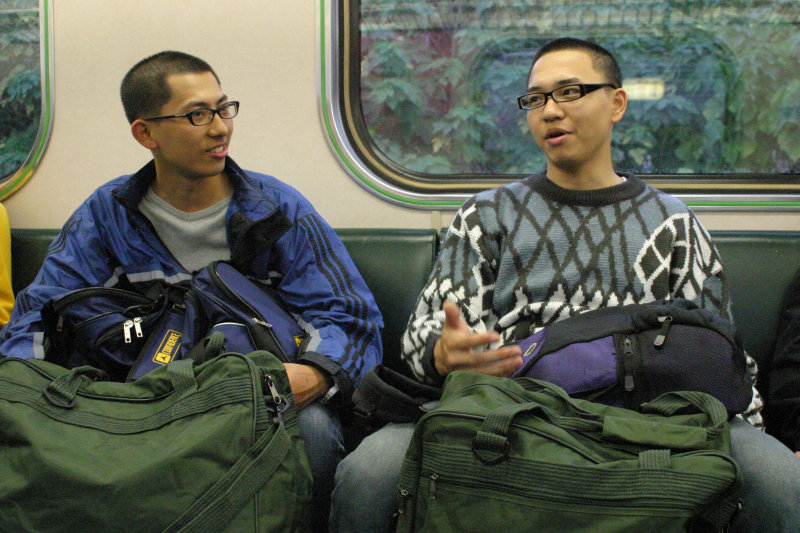 台灣鐵路旅遊攝影街拍帥哥返家的阿兵哥2005-02-10攝影照片20