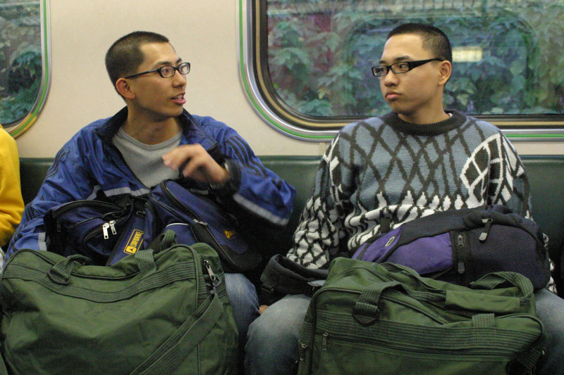 台灣鐵路旅遊攝影街拍帥哥返家的阿兵哥2005-02-10攝影照片21