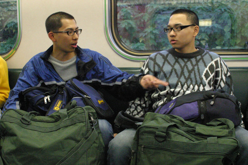 台灣鐵路旅遊攝影街拍帥哥返家的阿兵哥2005-02-10攝影照片22