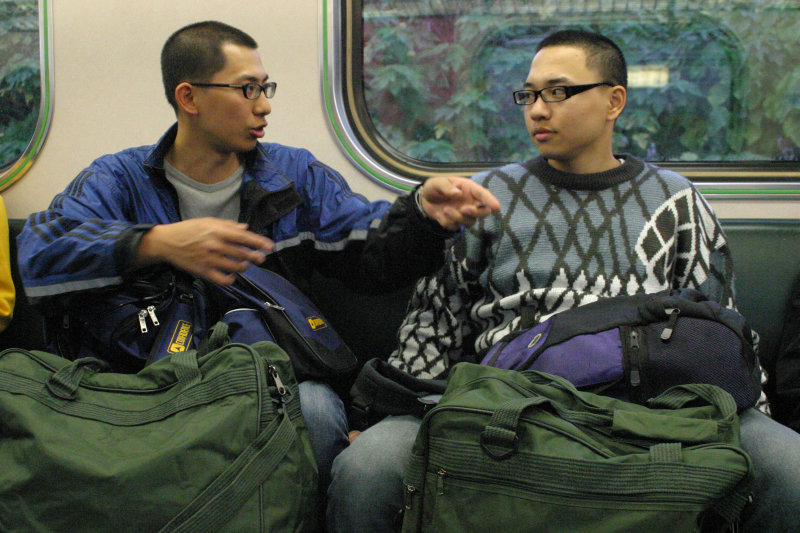台灣鐵路旅遊攝影街拍帥哥返家的阿兵哥2005-02-10攝影照片23