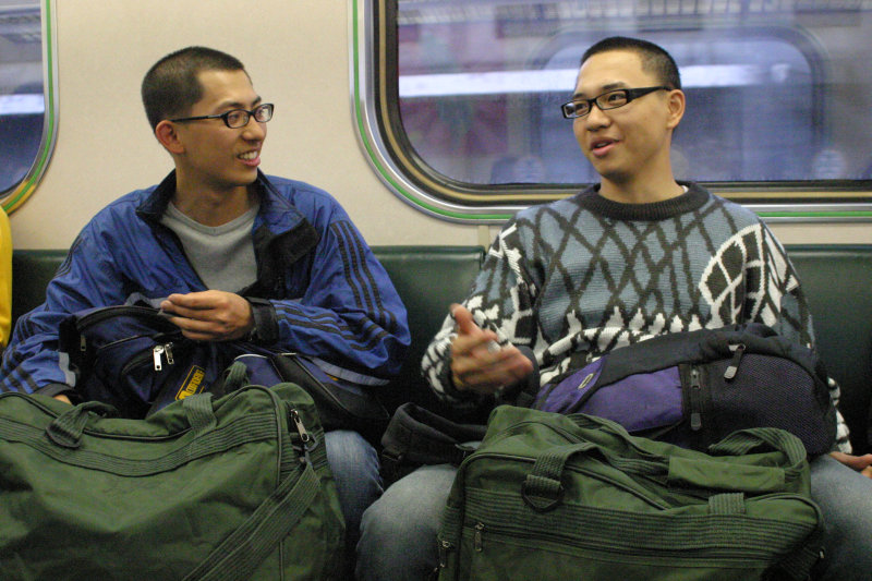 台灣鐵路旅遊攝影街拍帥哥返家的阿兵哥2005-02-10攝影照片24