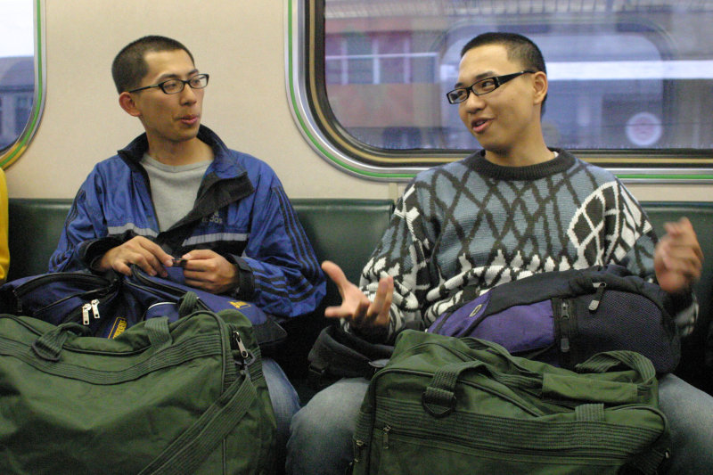 台灣鐵路旅遊攝影街拍帥哥返家的阿兵哥2005-02-10攝影照片25