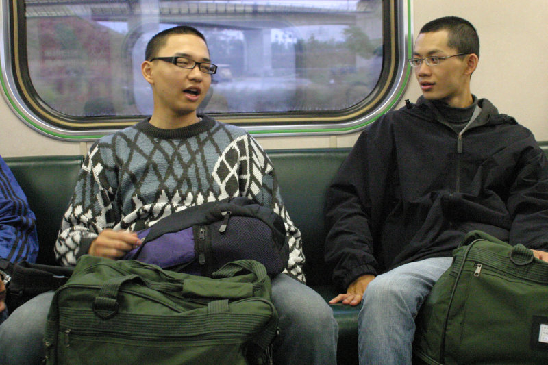 台灣鐵路旅遊攝影街拍帥哥返家的阿兵哥2005-02-10攝影照片26
