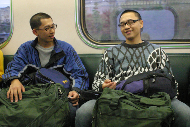 台灣鐵路旅遊攝影街拍帥哥返家的阿兵哥2005-02-10攝影照片27