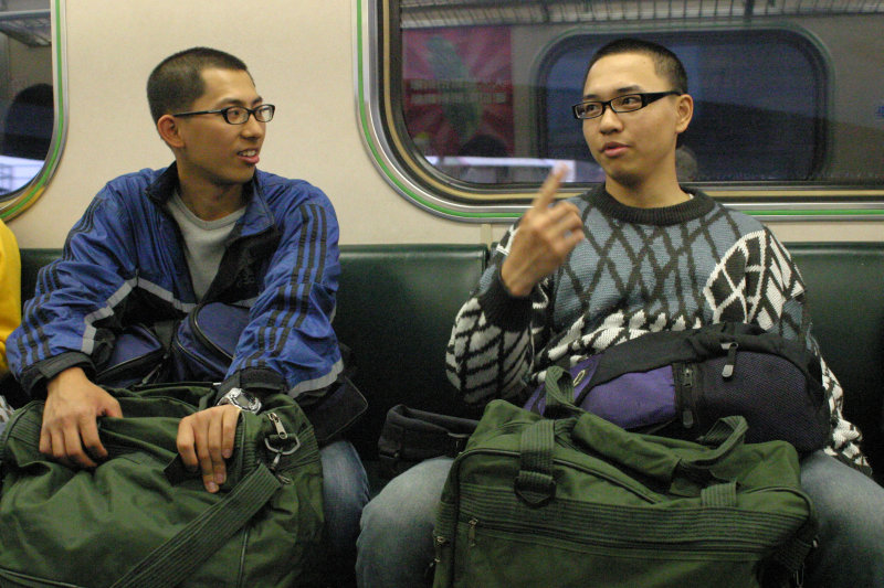 台灣鐵路旅遊攝影街拍帥哥返家的阿兵哥2005-02-10攝影照片28
