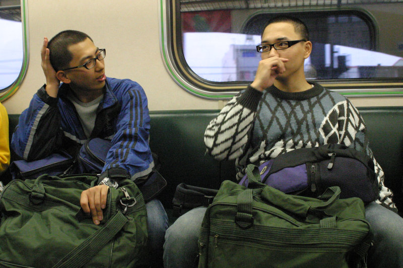 台灣鐵路旅遊攝影街拍帥哥返家的阿兵哥2005-02-10攝影照片29