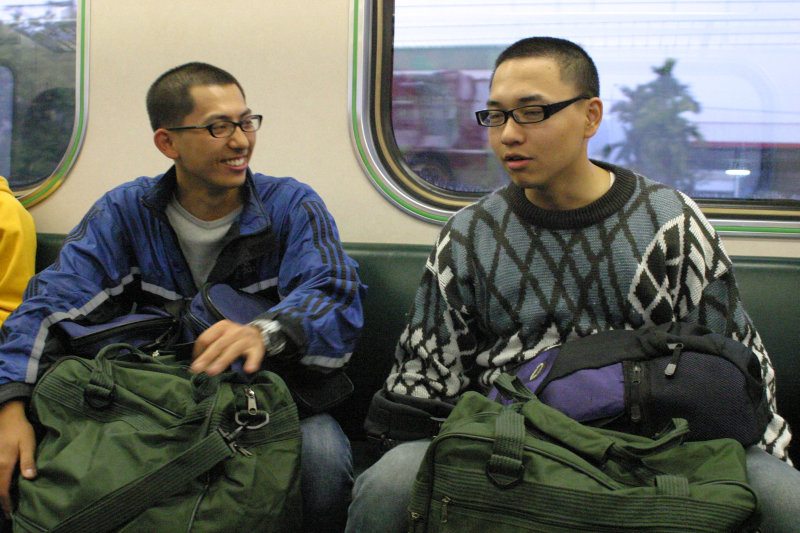 台灣鐵路旅遊攝影街拍帥哥返家的阿兵哥2005-02-10攝影照片35