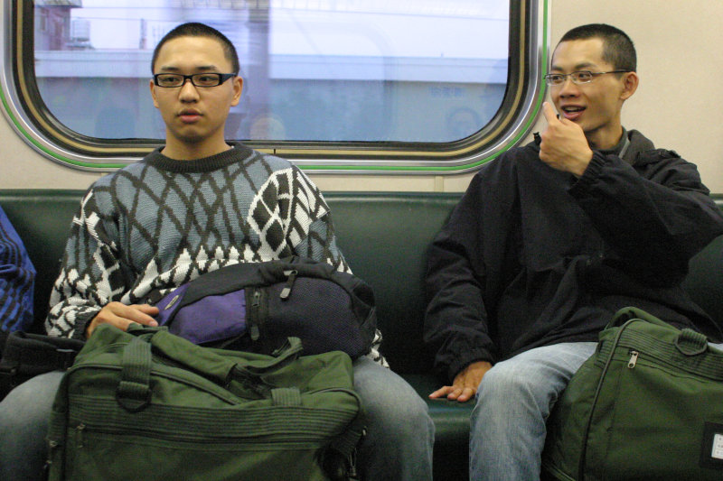 台灣鐵路旅遊攝影街拍帥哥返家的阿兵哥2005-02-10攝影照片36