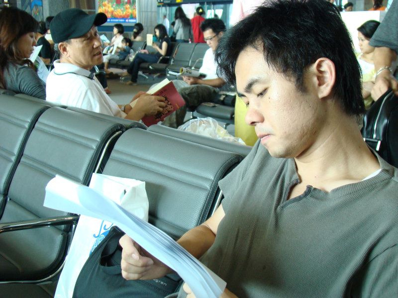 台灣鐵路旅遊攝影高鐵台灣高鐵台中烏日站旅客特寫篇-專注閱讀的先生攝影照片1