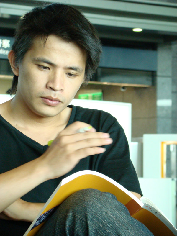 台灣鐵路旅遊攝影高鐵台灣高鐵台中烏日站旅客特寫篇-專注閱讀的先生攝影照片15