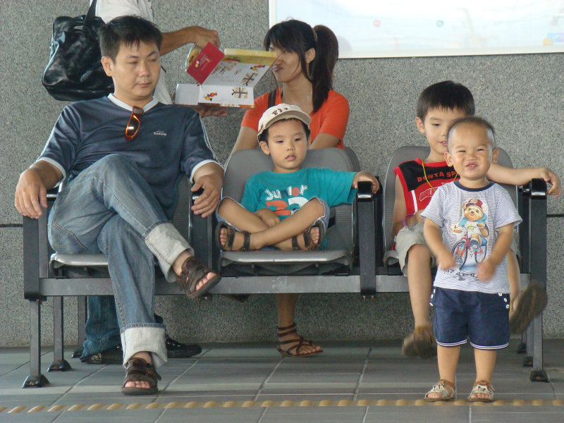 台灣鐵路旅遊攝影高鐵台鐵新烏日火車站月台旅客攝影照片18