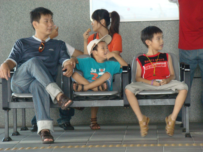 台灣鐵路旅遊攝影高鐵台鐵新烏日火車站月台旅客攝影照片19