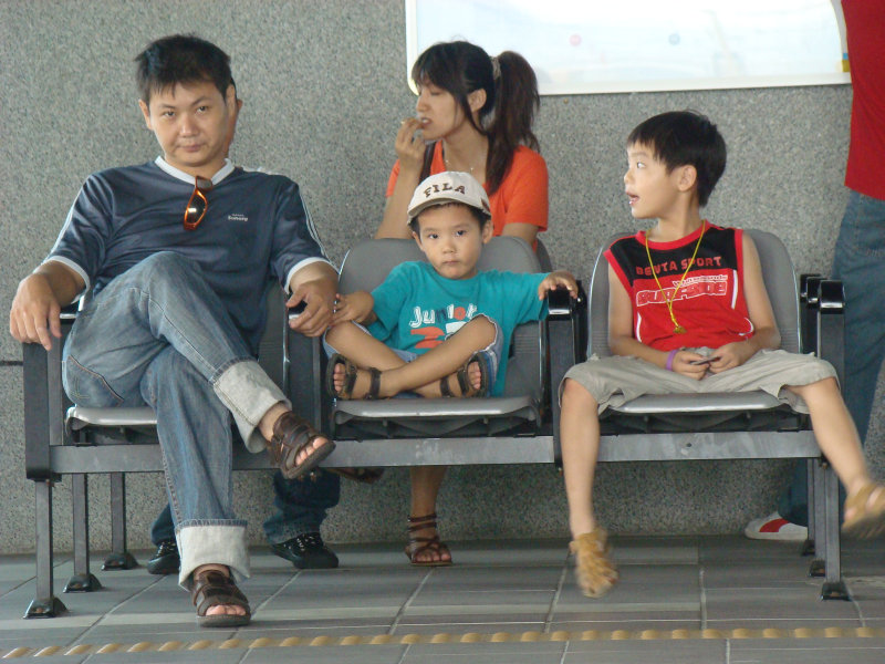 台灣鐵路旅遊攝影高鐵台鐵新烏日火車站月台旅客攝影照片20
