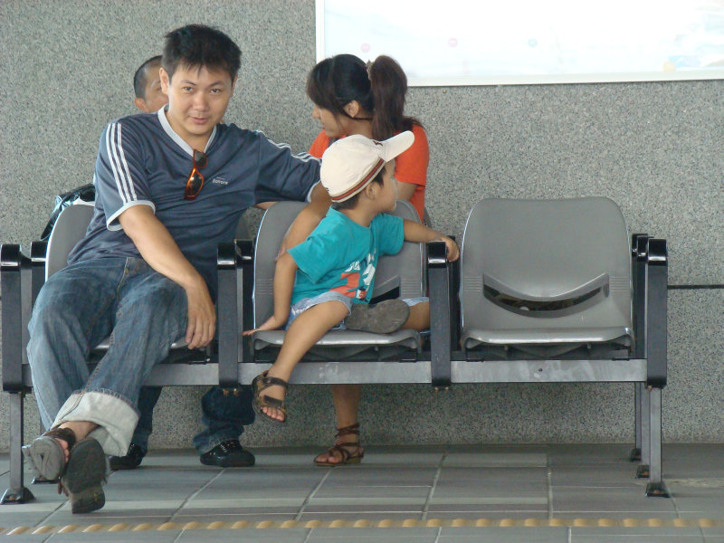 台灣鐵路旅遊攝影高鐵台鐵新烏日火車站月台旅客攝影照片25