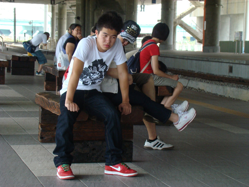 台灣鐵路旅遊攝影高鐵台鐵新烏日火車站月台旅客攝影照片26