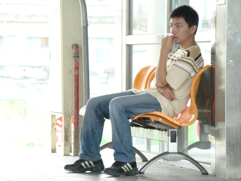 台灣鐵路旅遊攝影高鐵台鐵新烏日火車站月台旅客攝影照片41