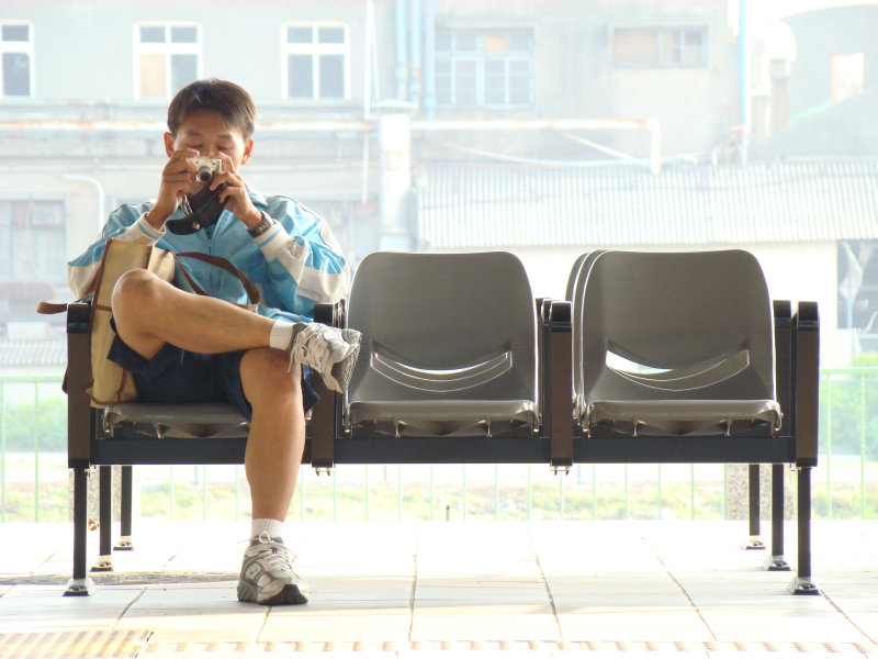 台灣鐵路旅遊攝影高鐵台鐵新烏日火車站月台旅客攝影照片49