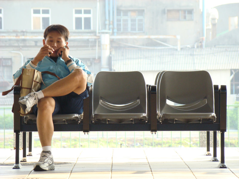台灣鐵路旅遊攝影高鐵台鐵新烏日火車站月台旅客攝影照片50