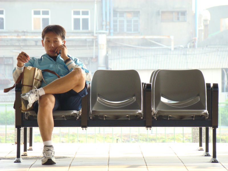 台灣鐵路旅遊攝影高鐵台鐵新烏日火車站月台旅客攝影照片52