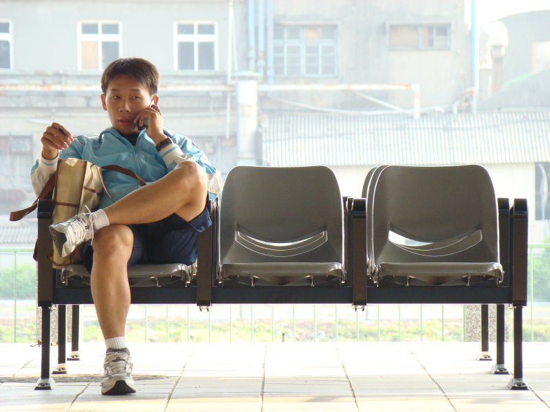 台灣鐵路旅遊攝影高鐵台鐵新烏日火車站月台旅客攝影照片53