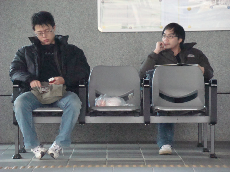 台灣鐵路旅遊攝影高鐵台鐵新烏日火車站月台旅客攝影照片68