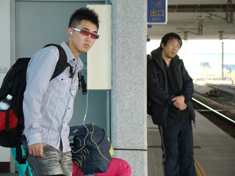 台灣鐵路旅遊攝影高鐵台鐵新烏日火車站月台旅客攝影照片75