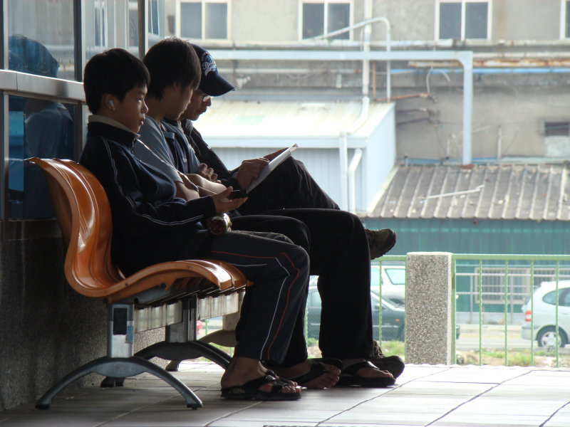 台灣鐵路旅遊攝影高鐵台鐵新烏日火車站月台旅客攝影照片76
