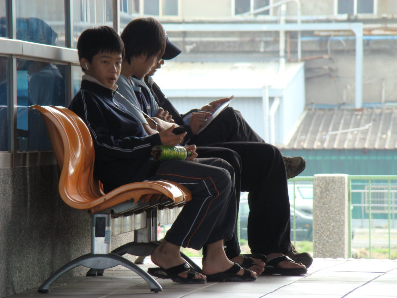 台灣鐵路旅遊攝影高鐵台鐵新烏日火車站月台旅客攝影照片77