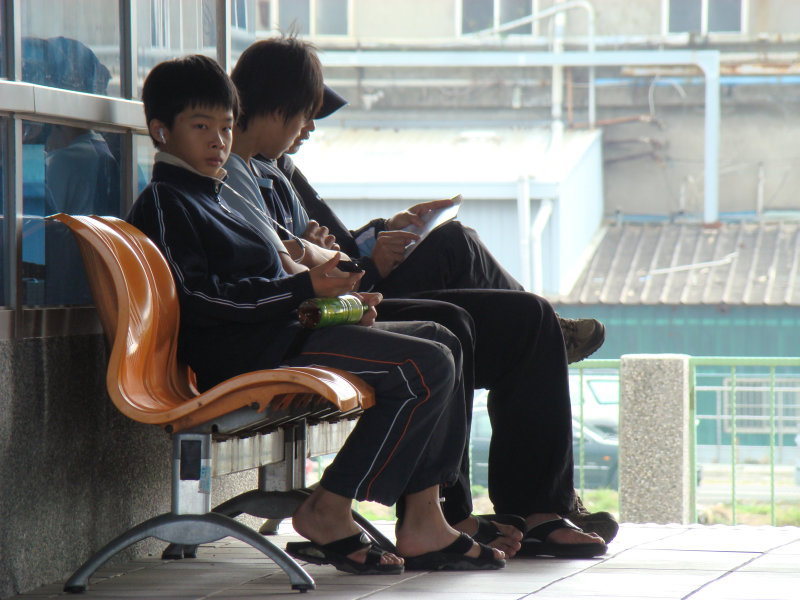 台灣鐵路旅遊攝影高鐵台鐵新烏日火車站月台旅客攝影照片79