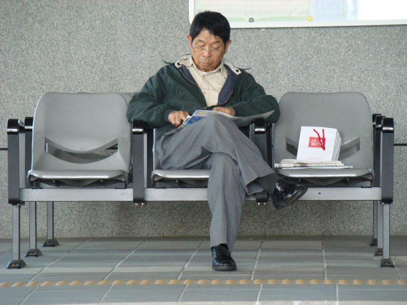 台灣鐵路旅遊攝影高鐵台鐵新烏日火車站月台旅客攝影照片88