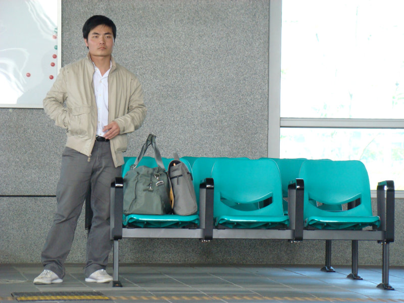 台灣鐵路旅遊攝影高鐵台鐵新烏日火車站月台旅客攝影照片89
