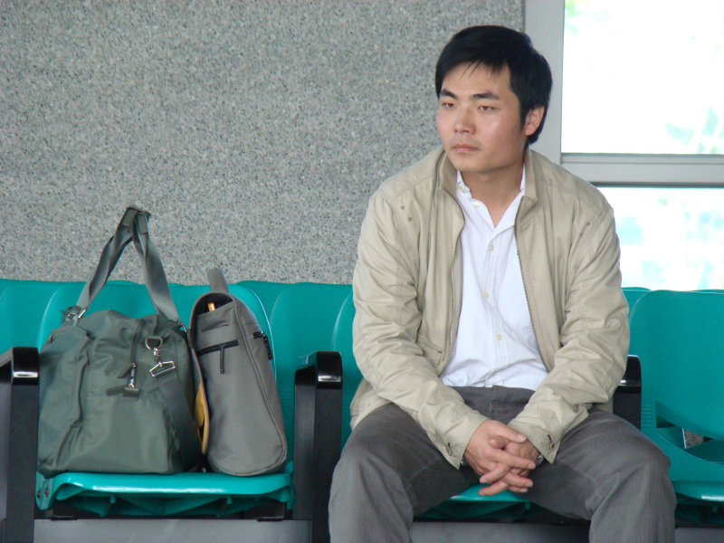 台灣鐵路旅遊攝影高鐵台鐵新烏日火車站月台旅客攝影照片91