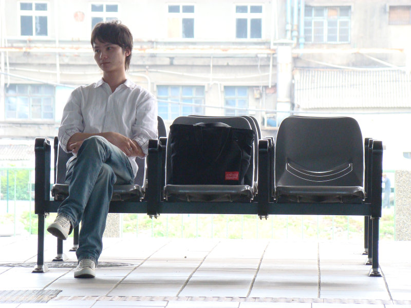 台灣鐵路旅遊攝影高鐵台鐵新烏日火車站月台旅客攝影照片101