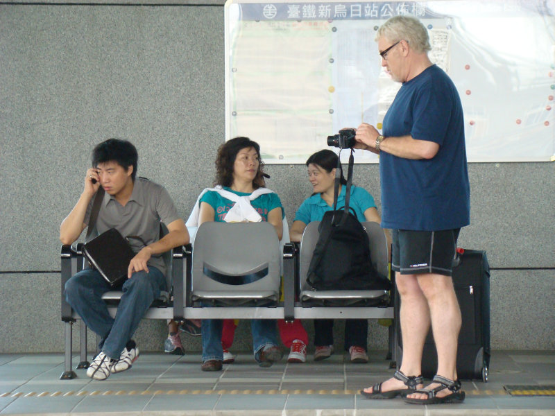 台灣鐵路旅遊攝影高鐵台鐵新烏日火車站月台旅客攝影照片105