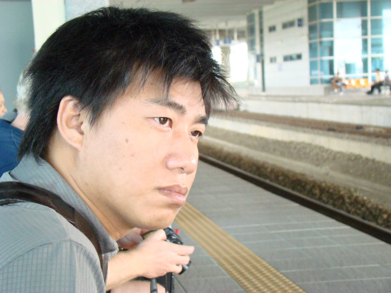 台灣鐵路旅遊攝影高鐵台鐵新烏日火車站月台旅客攝影照片108