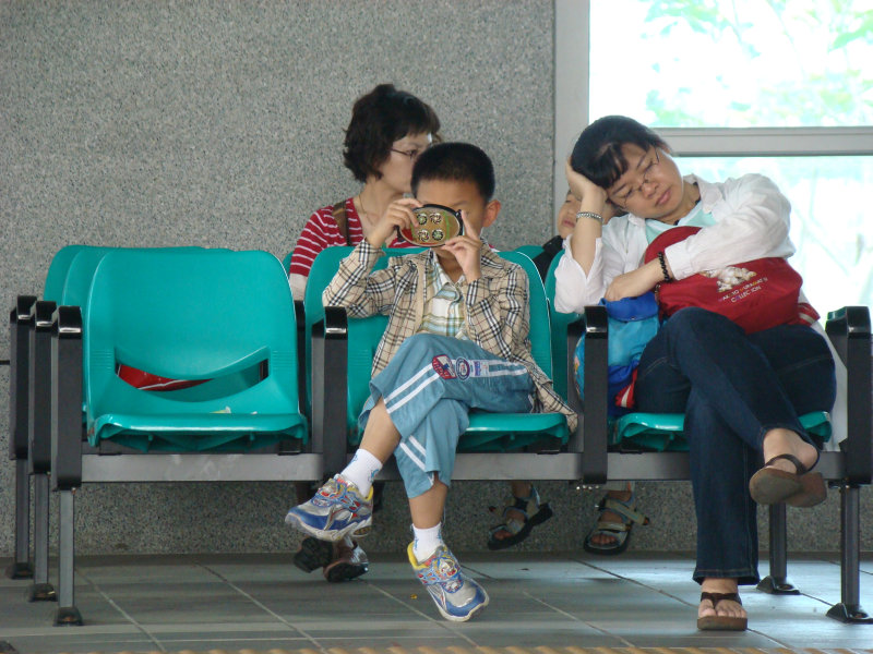 台灣鐵路旅遊攝影高鐵台鐵新烏日火車站月台旅客攝影照片111