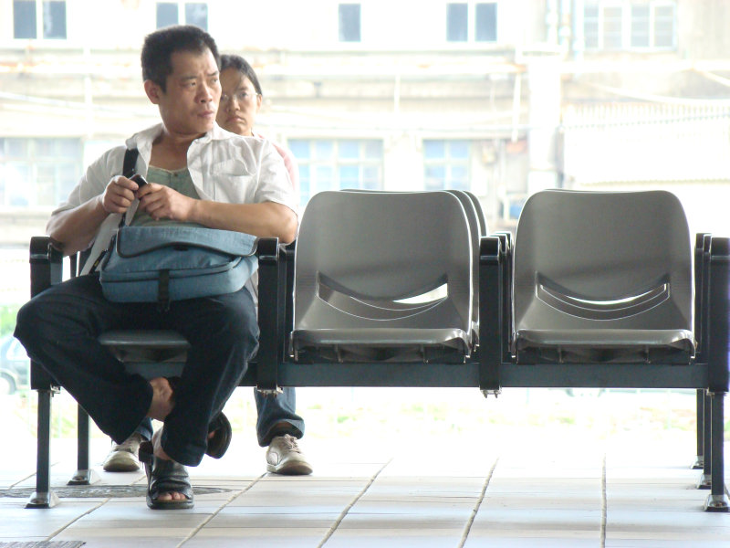 台灣鐵路旅遊攝影高鐵台鐵新烏日火車站月台旅客攝影照片112
