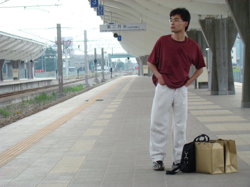 台灣鐵路旅遊攝影高鐵台鐵新烏日火車站月台旅客攝影照片113
