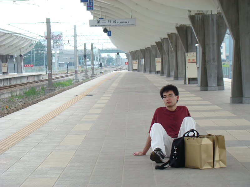 台灣鐵路旅遊攝影高鐵台鐵新烏日火車站月台旅客攝影照片114