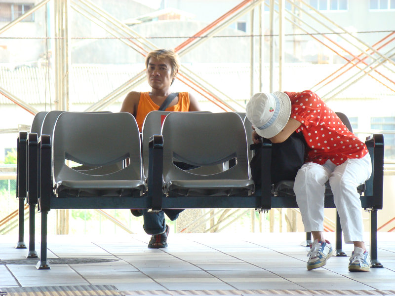 台灣鐵路旅遊攝影高鐵台鐵新烏日火車站月台旅客攝影照片126
