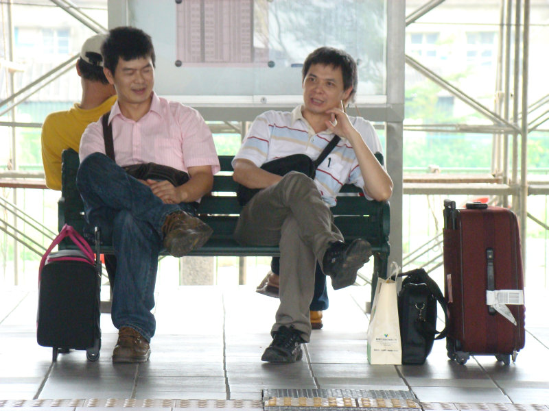 台灣鐵路旅遊攝影高鐵台鐵新烏日火車站月台旅客攝影照片130
