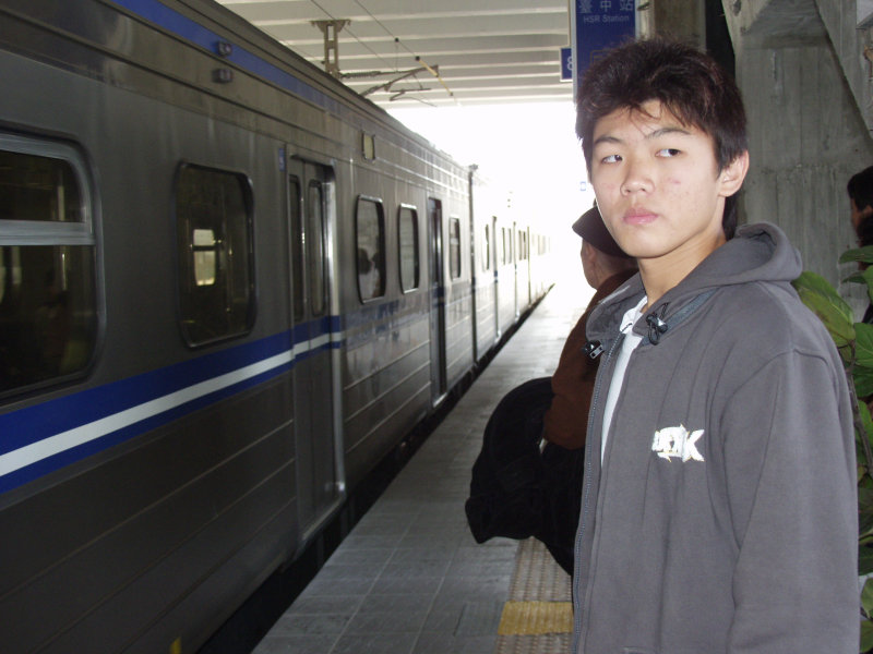 台灣鐵路旅遊攝影高鐵台鐵新烏日火車站月台旅客攝影照片134